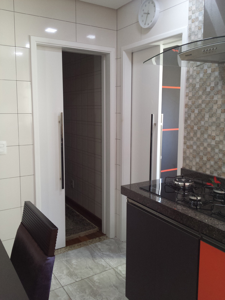 porta de correr embutida na cozinha
