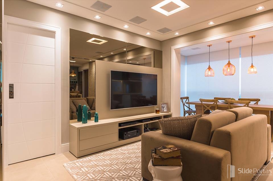 linda sala com porta de correr embutida