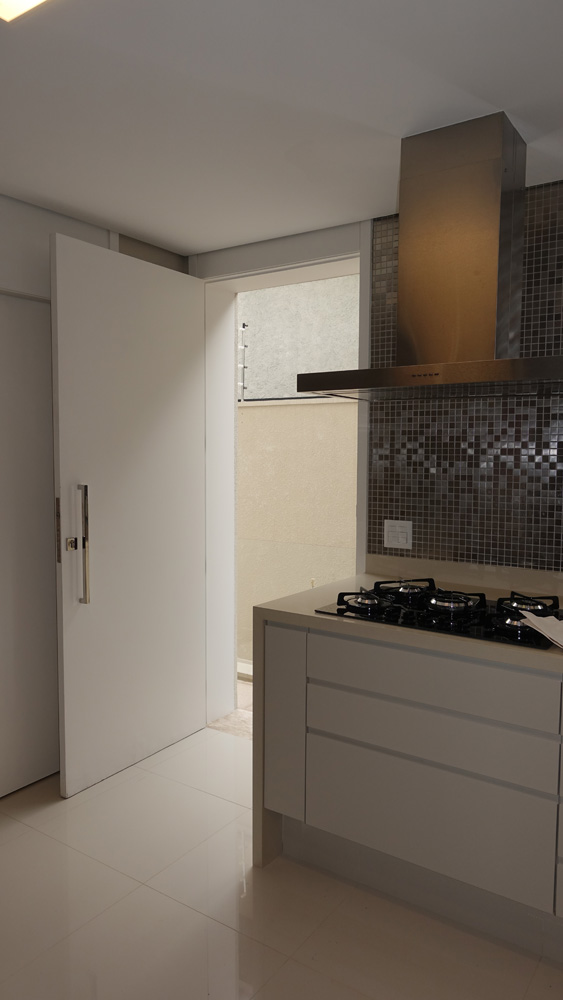 porta pivotante na cozinha